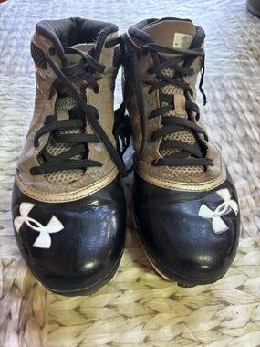 Under Armour Black and Gold Mid-Top Athletic Cleats size youth 6